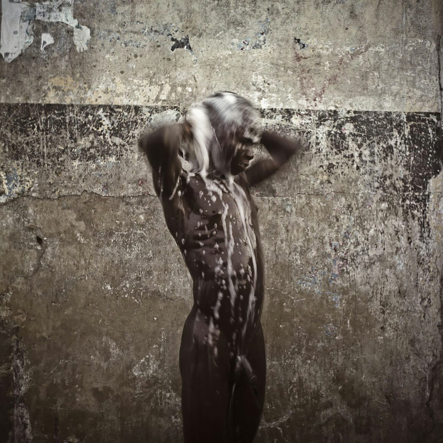 Adolescent prenant sa douche, Jamestown, Accra
