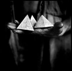 Pyramides dans le souk de la Gamaleya, Le Caire